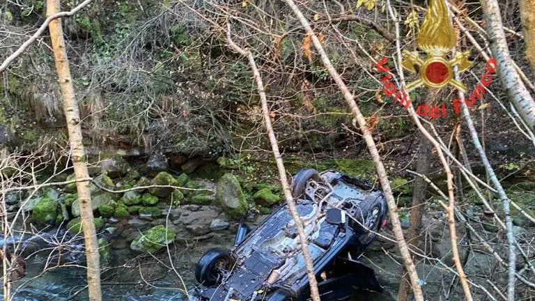 L'auto finita fuori strada a Collio