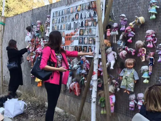 Pinky al «Muro delle bambole» di via Lattanzio Gambara