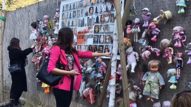 Pinky al «Muro delle bambole» di via Lattanzio Gambara
