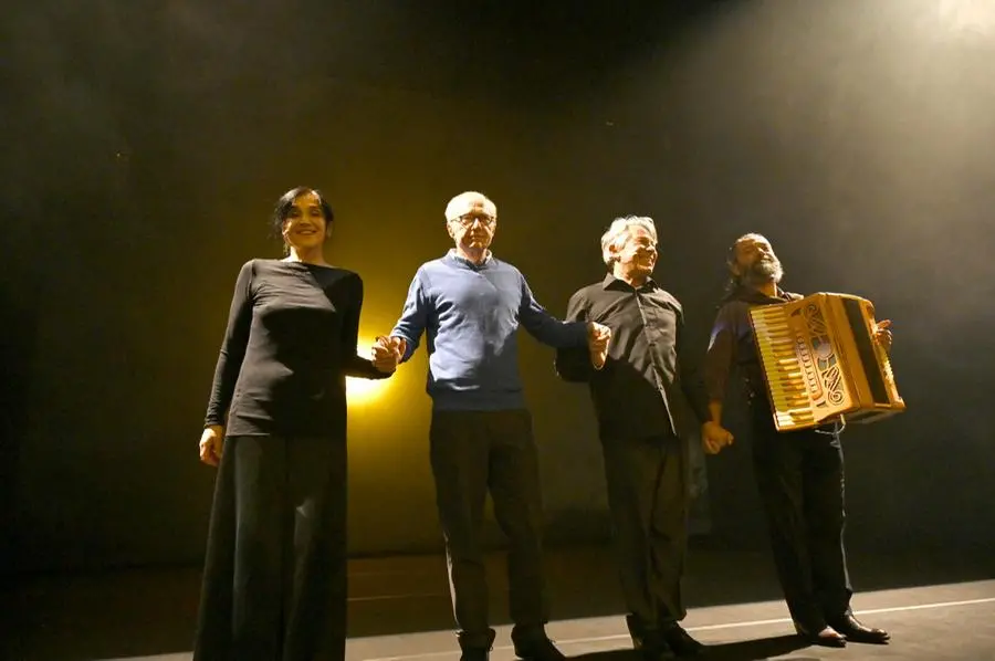 David Grossman sul palco con gli attori di Caduto fuori dal tempo al teatro Sociale - Foto New Reporter Favretto © www.giornaledibrescia.it