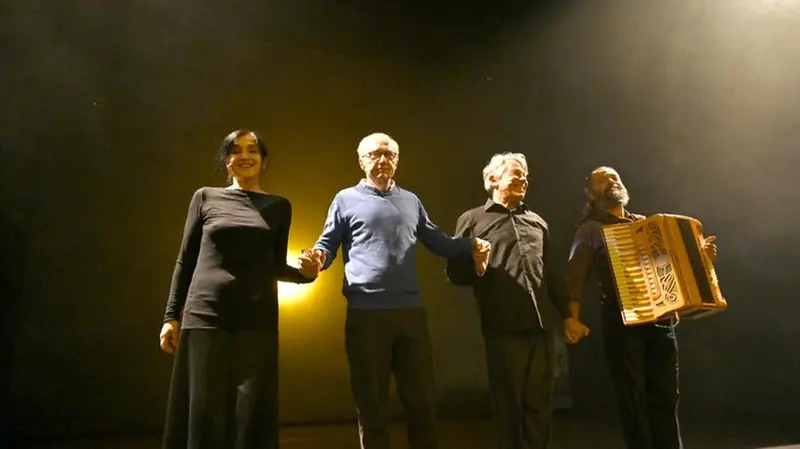 David Grossman sul palco con gli attori di Caduto fuori dal tempo al teatro Sociale - Foto New Reporter Favretto © www.giornaledibrescia.it