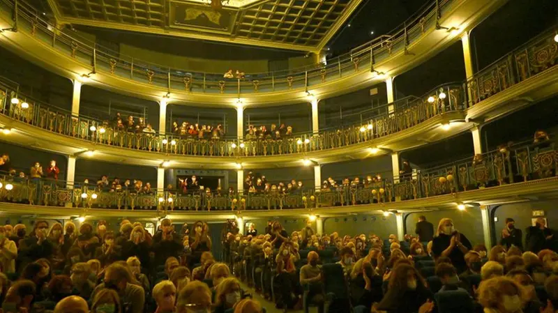 Un Teatro Sociale gremito per la prima bresciana di Caduto fuori dal tempo - Foto New Reporter Favretto © www.giornaledibrescia.it