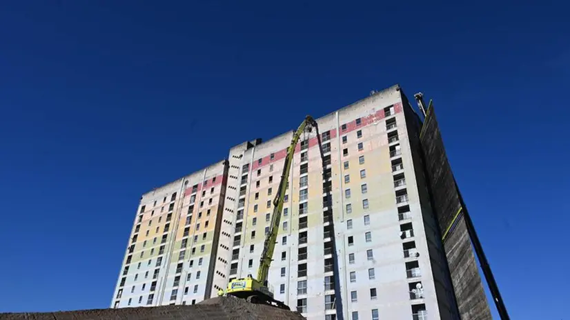 Torre Tintoretto, la demolizione parte dal tetto