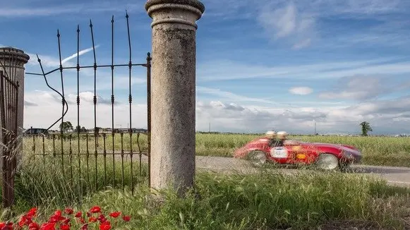 Scatto vincente: Mille Miglia in pole position con «Freccia Rossa» di Ettore Pilati