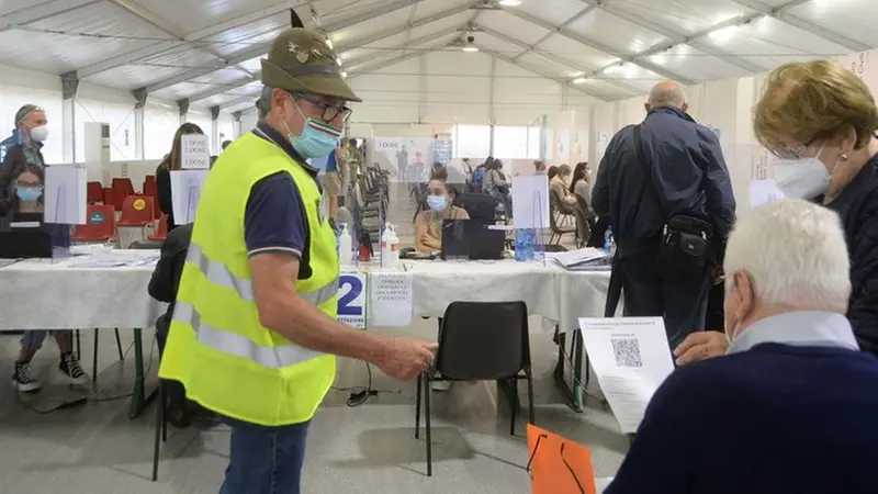 Volontari e vaccinandi in una delle tensostrutture allestite per la campagna vaccinale - © www.giornaledibrescia.it