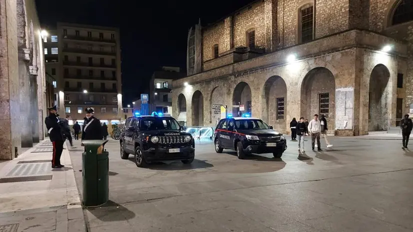 Forze dell'ordine in piazza Vittoria dopo l'aggressione