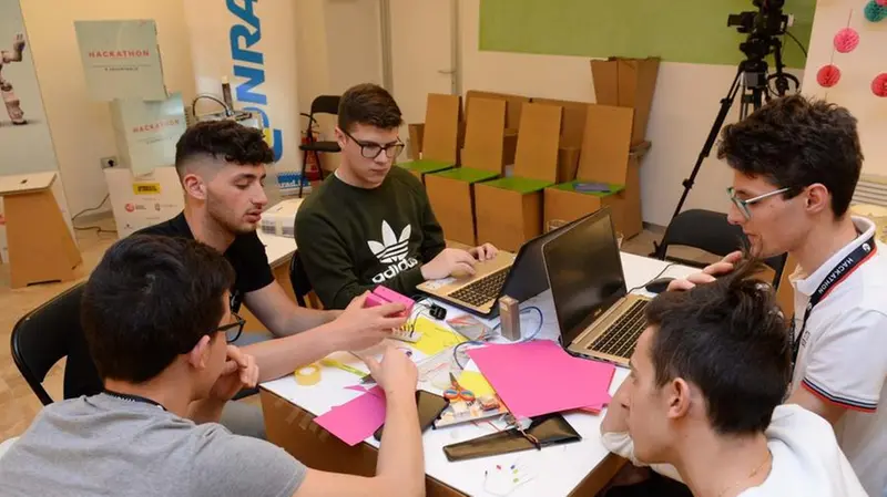 Un team di studenti al lavoro durante il primo hackathon
