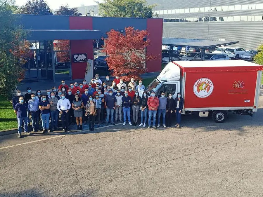 I volontari di Cibo per tutti con il nuovo furgone