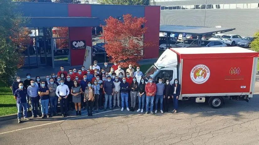 I volontari di Cibo per tutti con il nuovo furgone