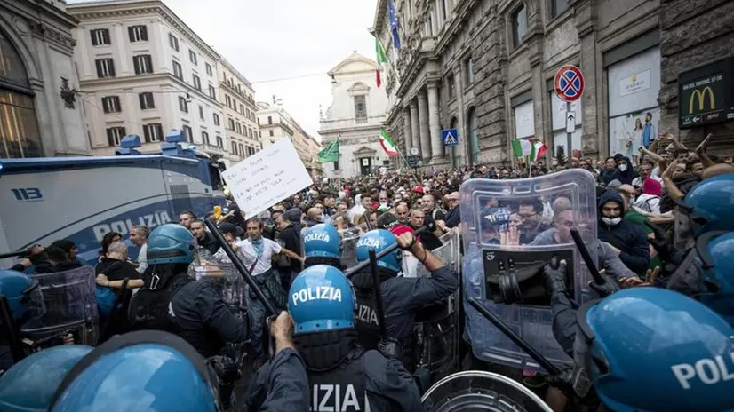 No Green pass violenti in centro a Roma