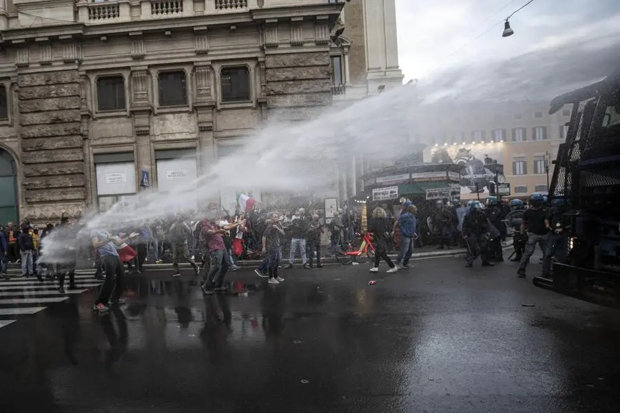 No Green pass violenti in centro a Roma