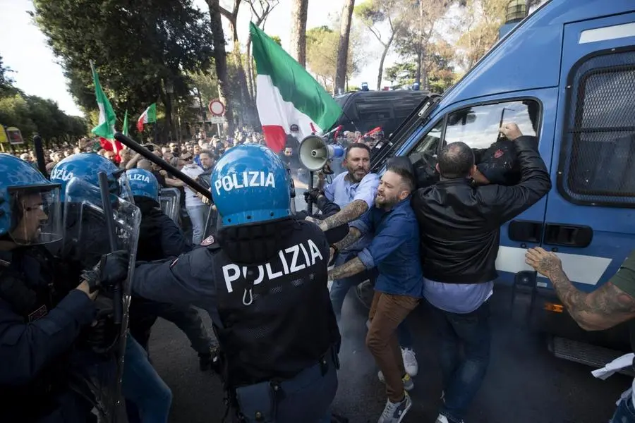 No Green pass violenti in centro a Roma