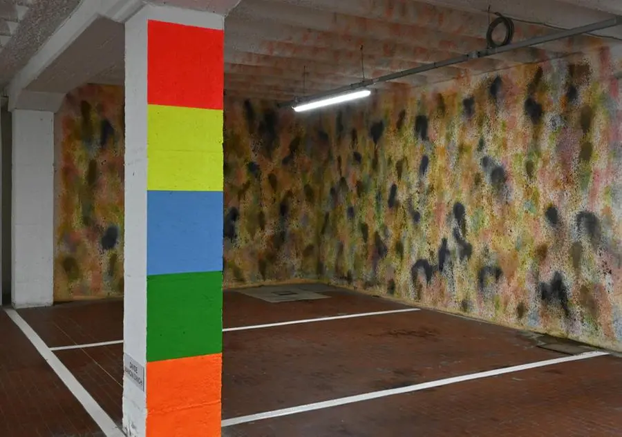 L'installazione artistica di Halley nel garage bresciano