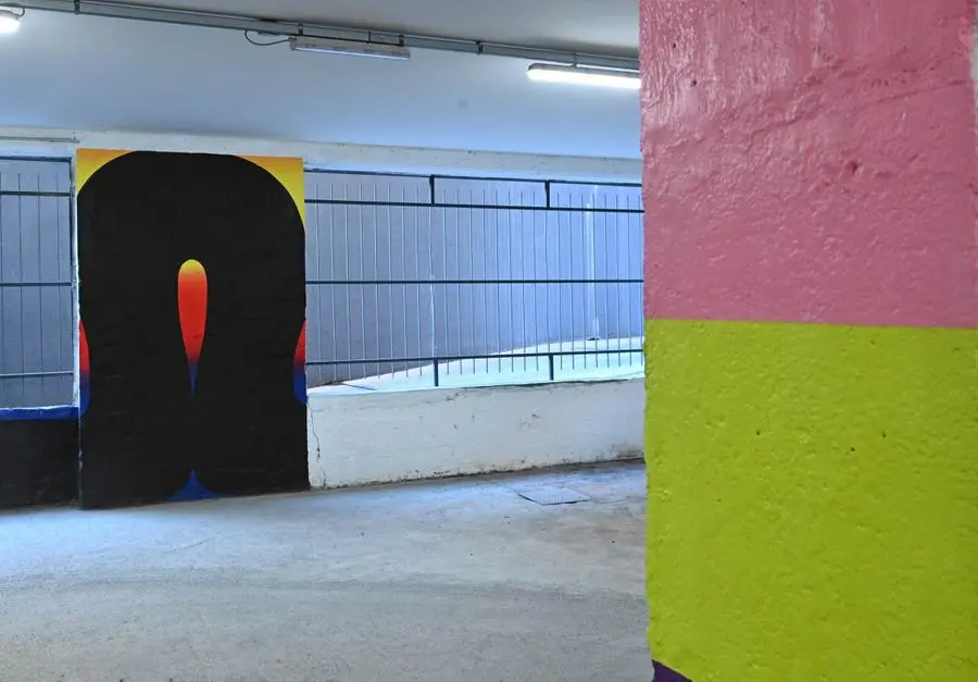 L'installazione artistica di Halley nel garage bresciano