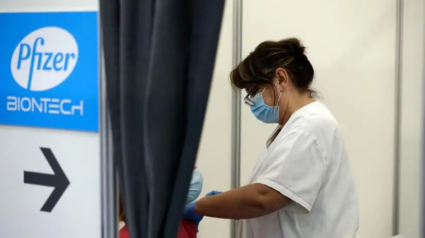 Un'infermiera in un centro vaccinale - Foto Ansa © www.giornaledibrescia.it