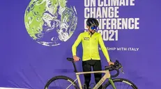 L'ultracyclist italiano Omar Di Felice con la sua bici nella sede della Cop26 a Glasgow -  Foto tratta da Facebook