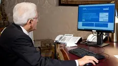 Il presidente della Repubblica, Sergio Mattarella, scarica un certificato online
