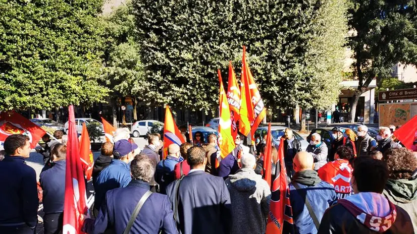 La protesta di Cobas e Usb Trasporti in stazione a Brescia