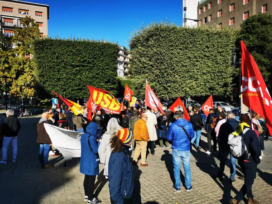 La protesta di Cobas e Usb Trasporti in stazione a Brescia