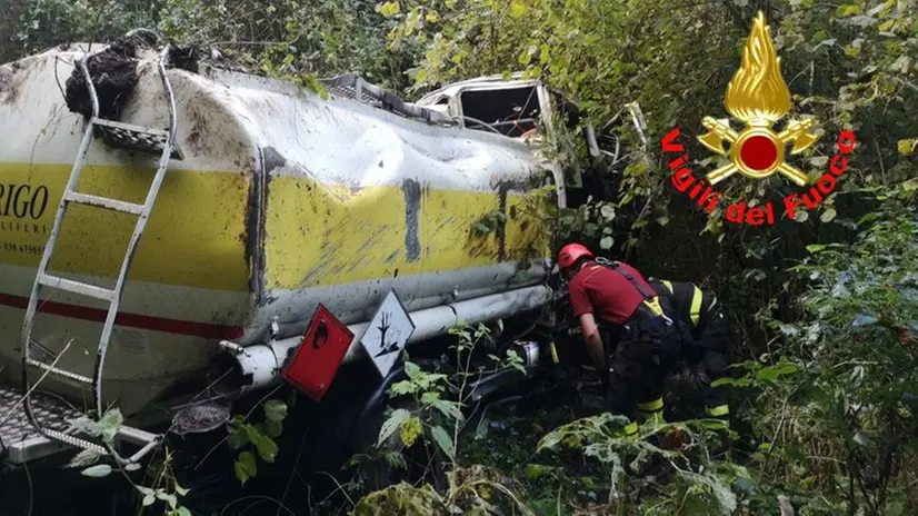 La cisterna si è ribaltata nel bosco a Pertica Bassa