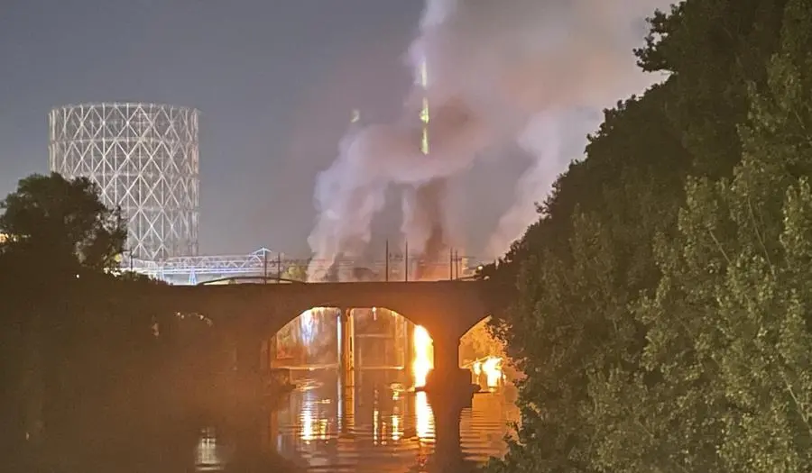 Roma, in fiamme il Ponte dell'Industria