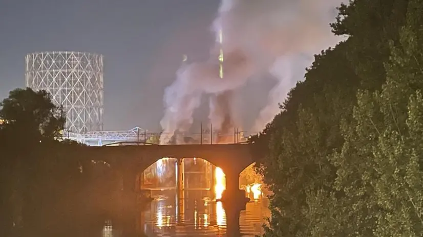 Roma, in fiamme il Ponte dell'Industria