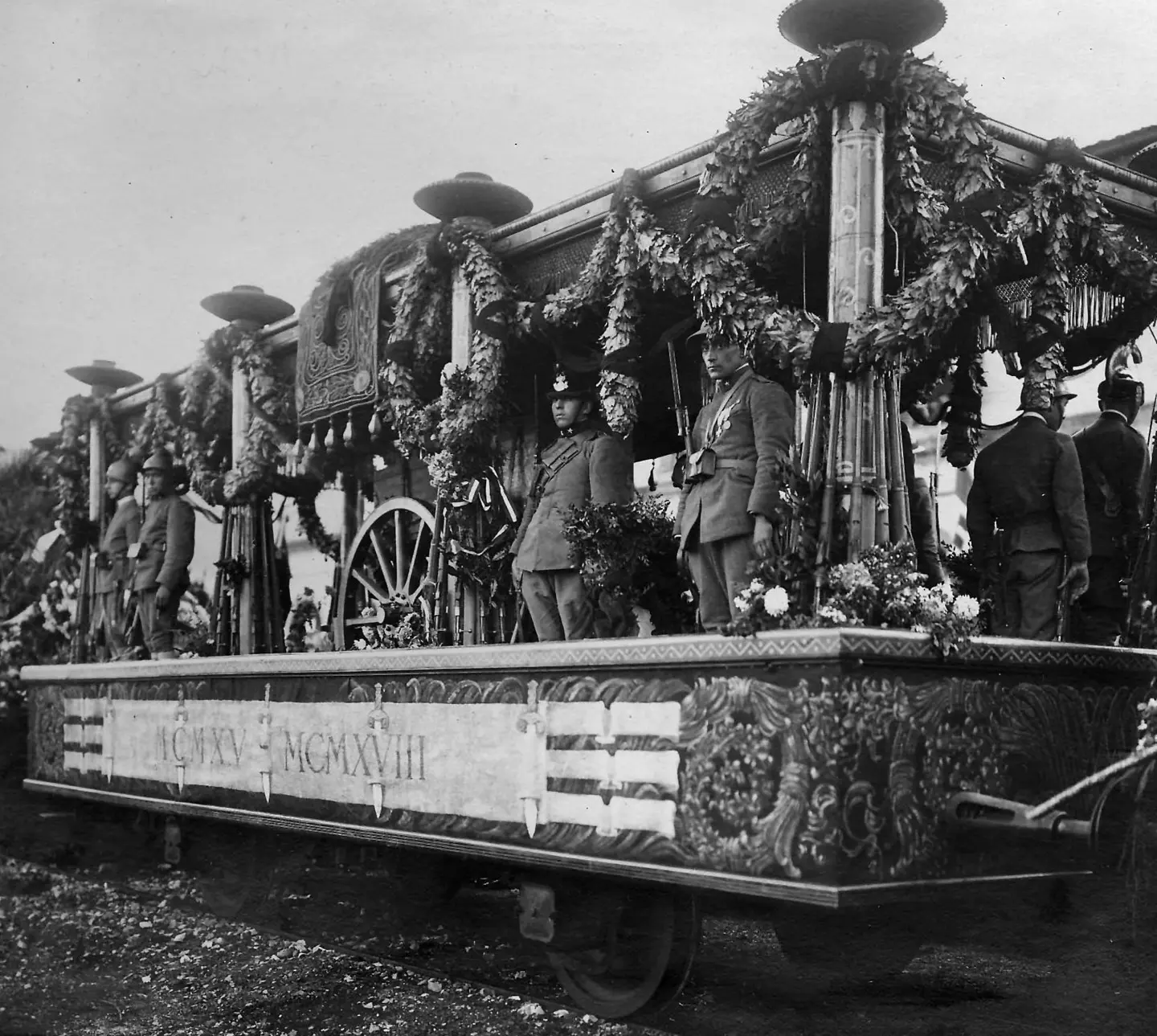 Il convoglio con il feretro del Milite Ignoto: il viaggio durò cinque giorni con 120 fermate