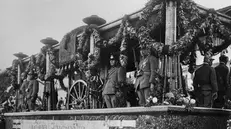 Il convoglio con il feretro del Milite Ignoto: il viaggio durò cinque giorni con 120 fermate