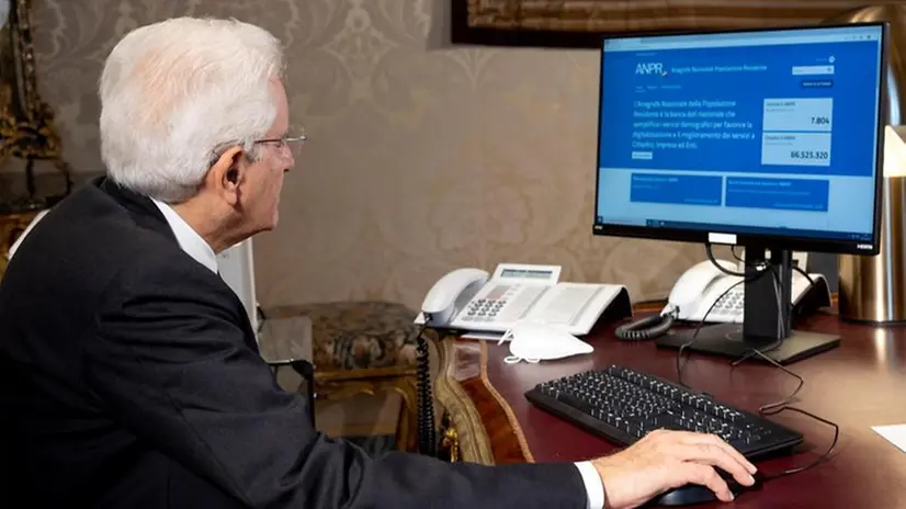 Il presidente Sergio Mattarella mentre scarica un certificato online - Foto Ansa/Ufficio Stampa Quirinale © www.giornaledibrescia.it