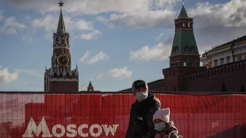 Due persone indossano la mascherina a Mosca.