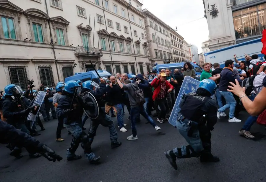 Gli scontri a Roma tra la polizia e i manifestanti No Green Pass