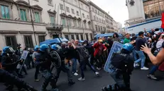 Gli scontri a Roma tra la polizia e i manifestanti No Green Pass