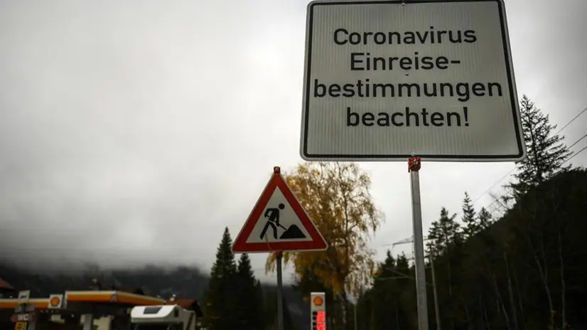 Un cartello informa delle restrizioni sui viaggi per via del coronavirus all'ingresso dell'Austria - Foto Epa © www.giornaledibrescia.it