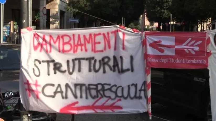 Studenti in piazza: «Senza bus viene meno il diritto allo studio»