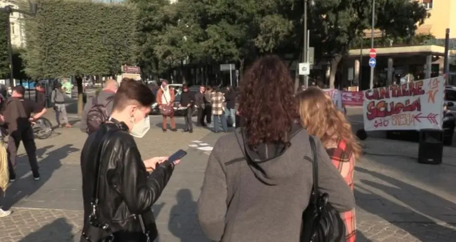 Studenti in piazza: «Senza bus viene meno il diritto allo studio»