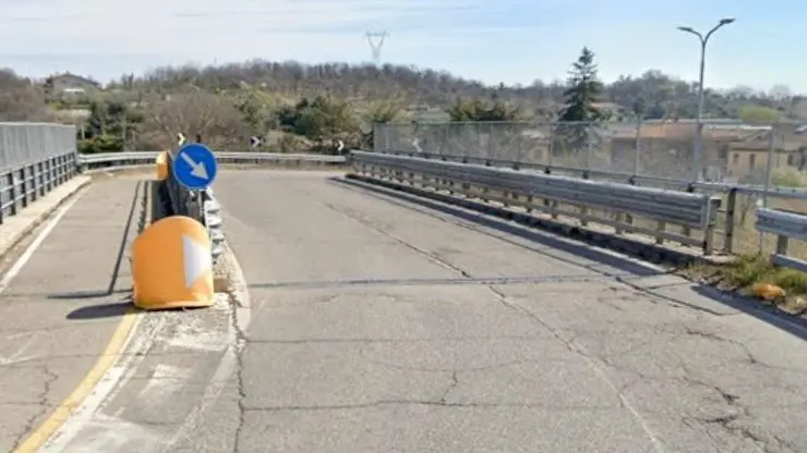 La pericolosa curva sul cavalcavia