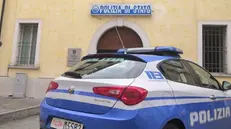 Una pattuglia della Polizia di Stato davanti al Commissariato Carmine Foto © www.giornaledibrescia.it