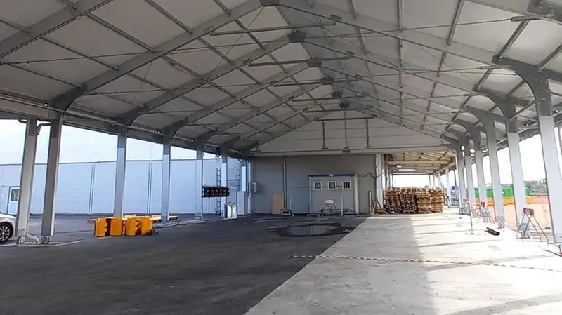 L’area di carico e scarico della merce - Foto © www.giornaledibrescia.it