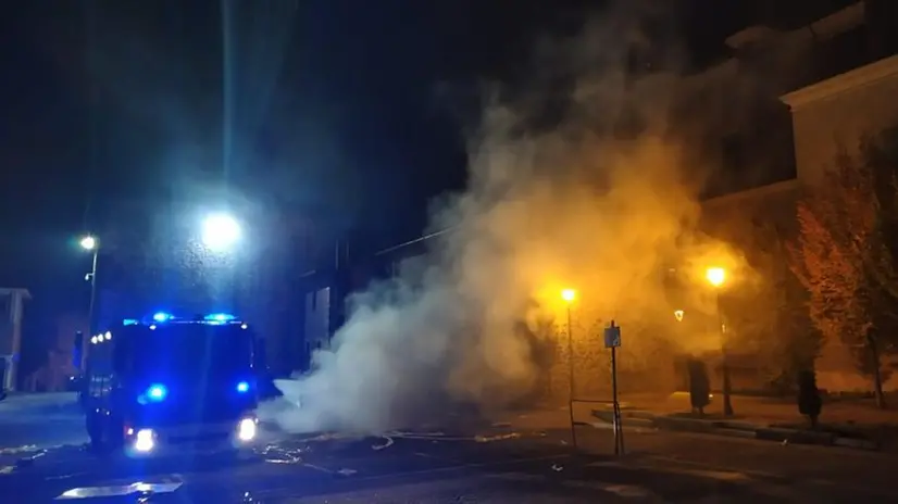 I Vigili del Fuoco spengono il fuoco appiccato ai distributori di sacchetti