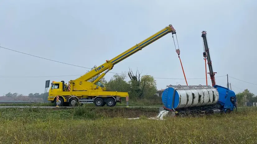 Isorella, si ribalta autocisterna: latte sversato nei campi