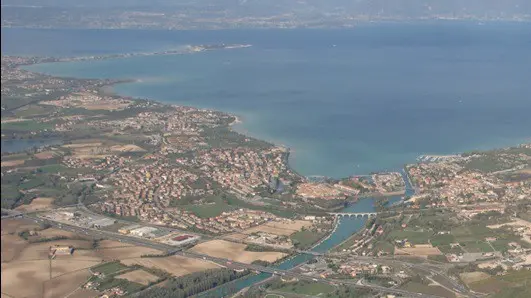 Il lago, il Mincio e l’attuale depuratore di Peschiera - © www.giornaledibrescia.it