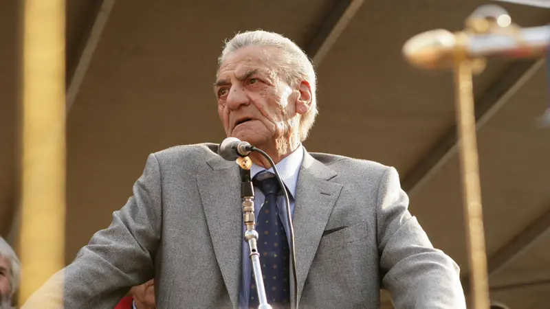 Mino Martinazzoli alle celebrazioni del 25 aprile nel 2009 in piazza Loggia - © www.giornaledibrescia.it