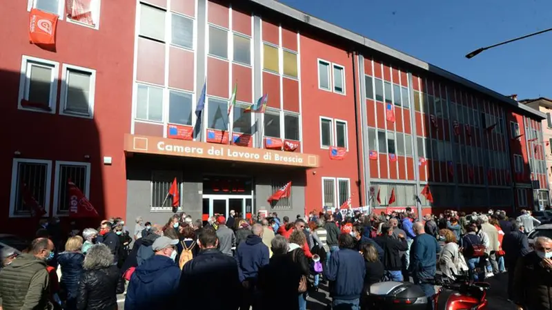 Anche Cgil Brescia in presidio dopo le violenze a Roma