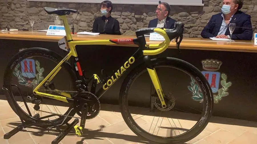 La presentazione del Colnago Festival, la bici in primo piano è quella con cui Tadej Pogačar ha vint