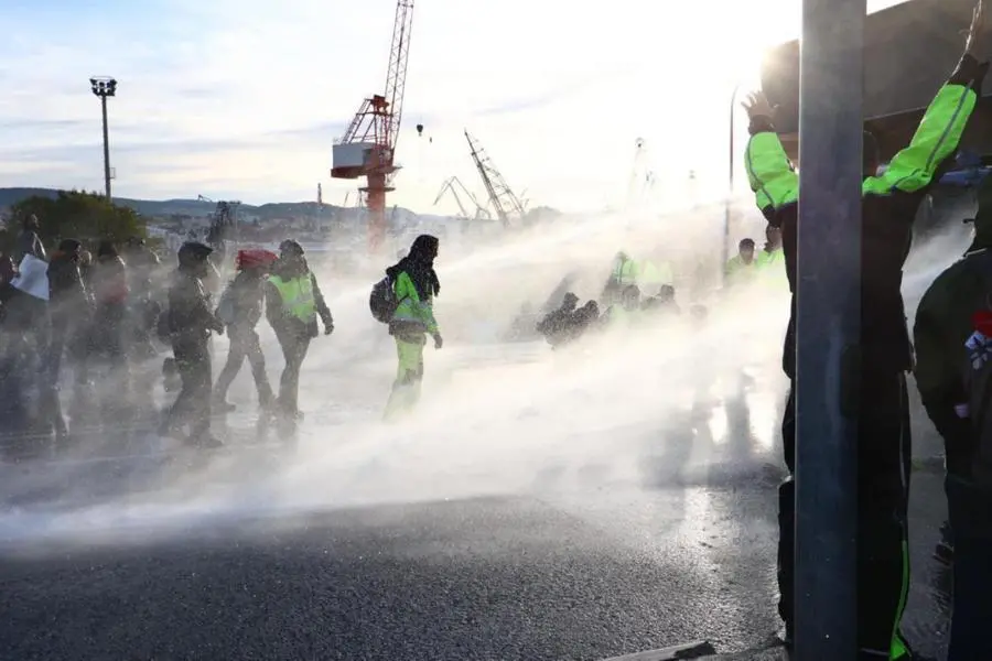 La polizia sgombera la manifestazione al porto di Trieste