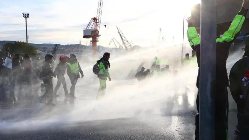 La polizia sgombera la manifestazione al porto di Trieste