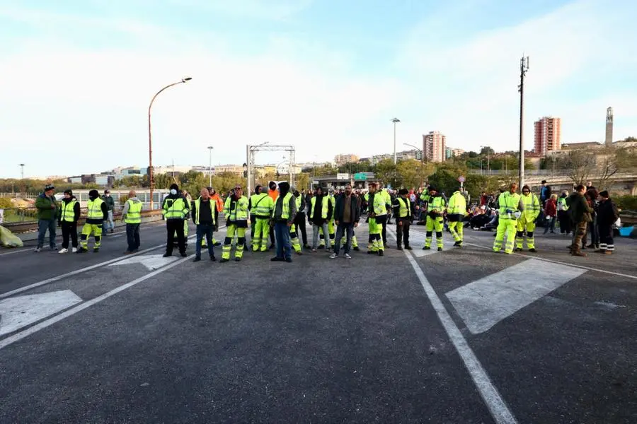 La polizia sgombera la manifestazione al porto di Trieste