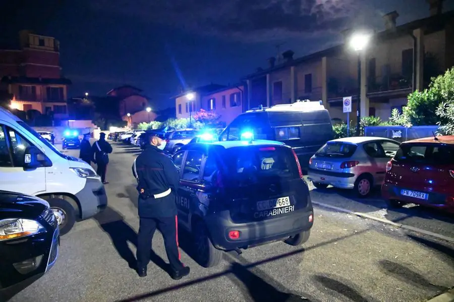 I carabinieri fuori dall'abitazione a San Felice dov'è successa la tragedia