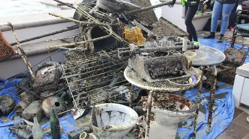 I rifiuti raccolti dopo la pulizia dei fondali a Gardone Riviera