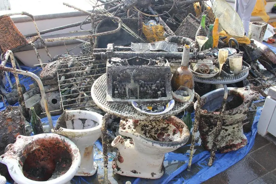 I rifiuti raccolti dopo la pulizia dei fondali a Gardone Riviera